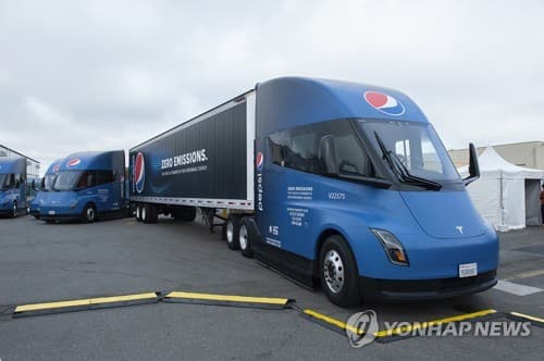 테슬라, 장거리 화물 운송용 전기 트럭 '세미' 첫 양산