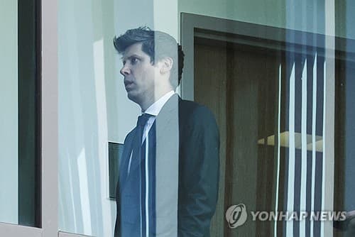 머스크, 트럼프 방중 수행으로 재판불참…변호사, 배심원에 사과
