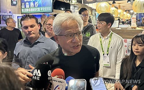 젠슨 황 엔비디아 CEO, 7일 프로야구 키움-두산전서 시구