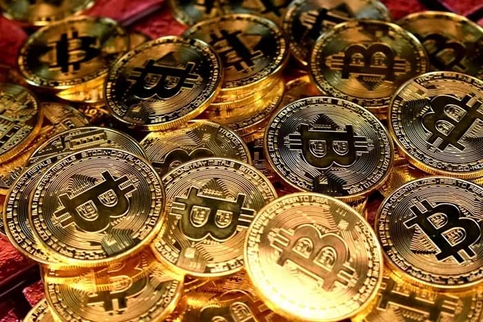 Bitcoin (BTC), Institutional Investor Sentiment Wanes Amid a Torrent of Fund Outflows... "Long-Term Holders Are Accumulating"