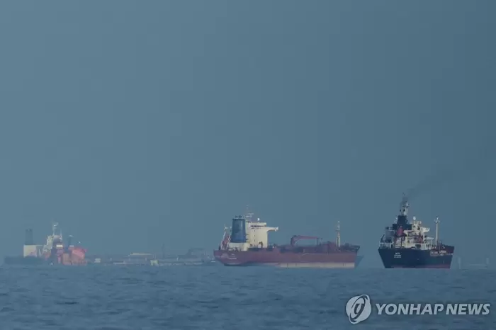 설상가상 호르무즈…국제유가 다시 100달러 위로, 금값·비트코인은 하락