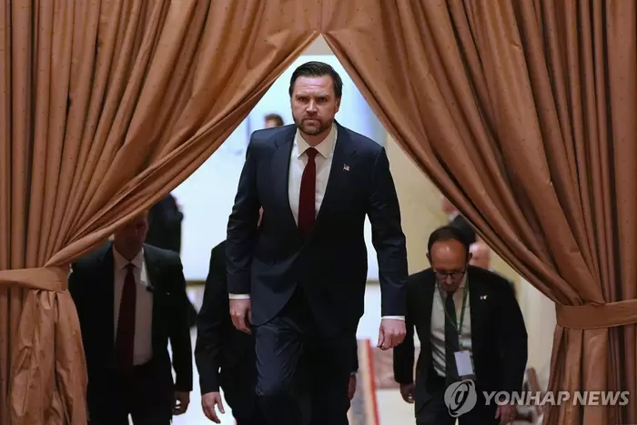 뉴욕타임스 "밴스, 파키스탄 시간 새벽 4시 넘어 이란과 계속 협상 중"